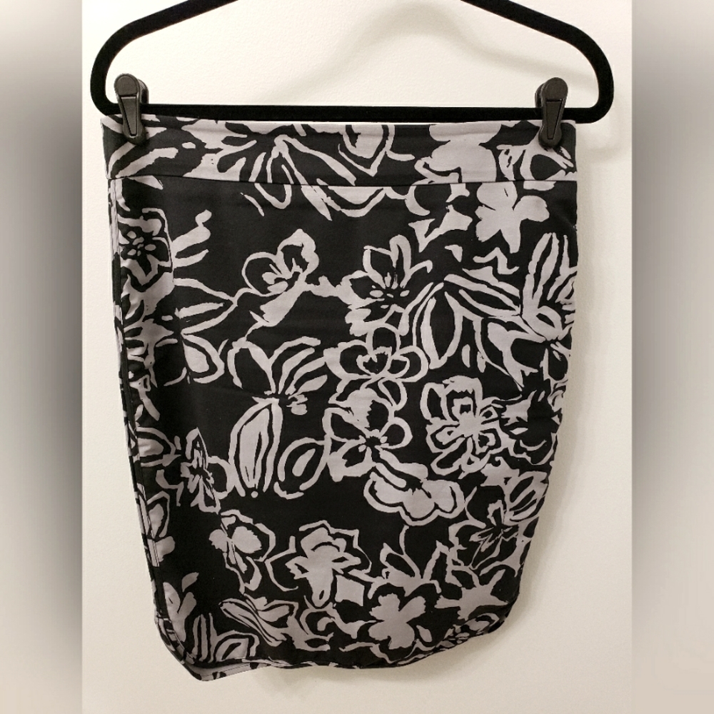 LOFT SZ 8 gray and black flower print skirt